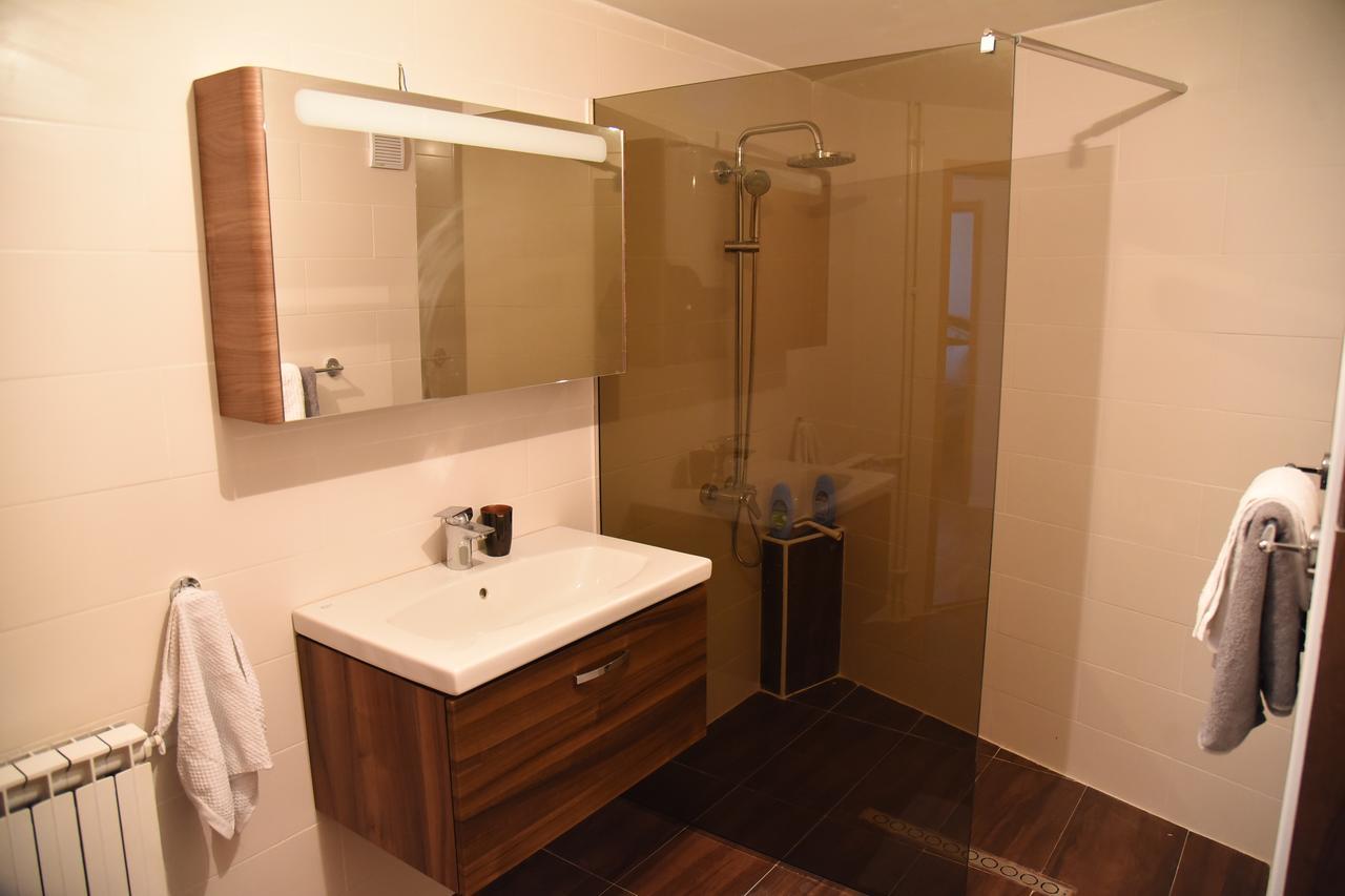 3 Bedroom Home With Parking Garage In The Heart Of Скопие Екстериор снимка